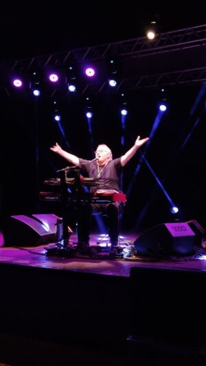 Guilherme Arantes Instagram - Dourados! Mato Grosso do Sul! Adorei a noite dessa sexta-feira com vocês no Clube Indaiá ( @clubeindaia ) ! 🎶🎹

Hoje estarei em Campo Grande (MS), no Palácio Popular da Cultura! Até já! 🎵 Guilherme

#GuilhermeArantes #GuilhermeArantesAoVivo #Dourados #MS