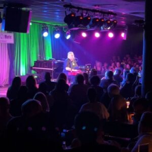 Guilherme Arantes Instagram - Obrigado, São Paulo! Foi uma temporada de casa cheia, 8 sessões ESGOTADAS, muitas histórias e muitas emoções com vocês durante todas essas noites no Blue Note SP ( @bluenotesp ).

Muito obrigado 🙏 e até breve! 🎹🎵

#GuilhermeArantes #GuilhermeArantesAoVivo #BlueNote #BlueNoteSP #SaoPaulo