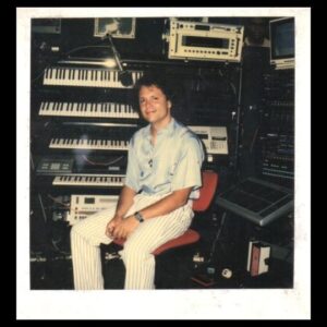 Guilherme Arantes Instagram - Em 1987, nasceria mais um grande clássico de minha carreira, “Um Dia Um Adeus”.🎵
Gravada em Los Angeles, com produção de Ronnie Foster, essa música me trouxe muitas alegrias e se tornou tema da novela Mandala.
Conheça alguns detalhes da gravação dessa canção. A história completa está no meu canal (link em minha bio @guilhermearantesoficial ).

#GuilhermeArantes #AsHistórias #UmDiaUmAdeus