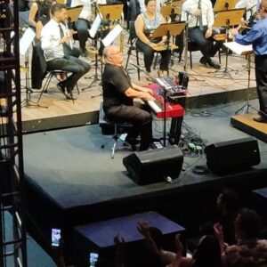 Guilherme Arantes Instagram - Muito obrigado Hortolândia! 🙏
Foi emocionante estar vocês e com a Banda Municipal de Hortolândia neste concerto! 🎹 🎵 
Até breve!

@seculthortolandia

#GuilhermeArantes #GuilhermeArantesAoVivo #SecratriaDeCultura #Hortolandia #BandaMunicipal #Orquestra