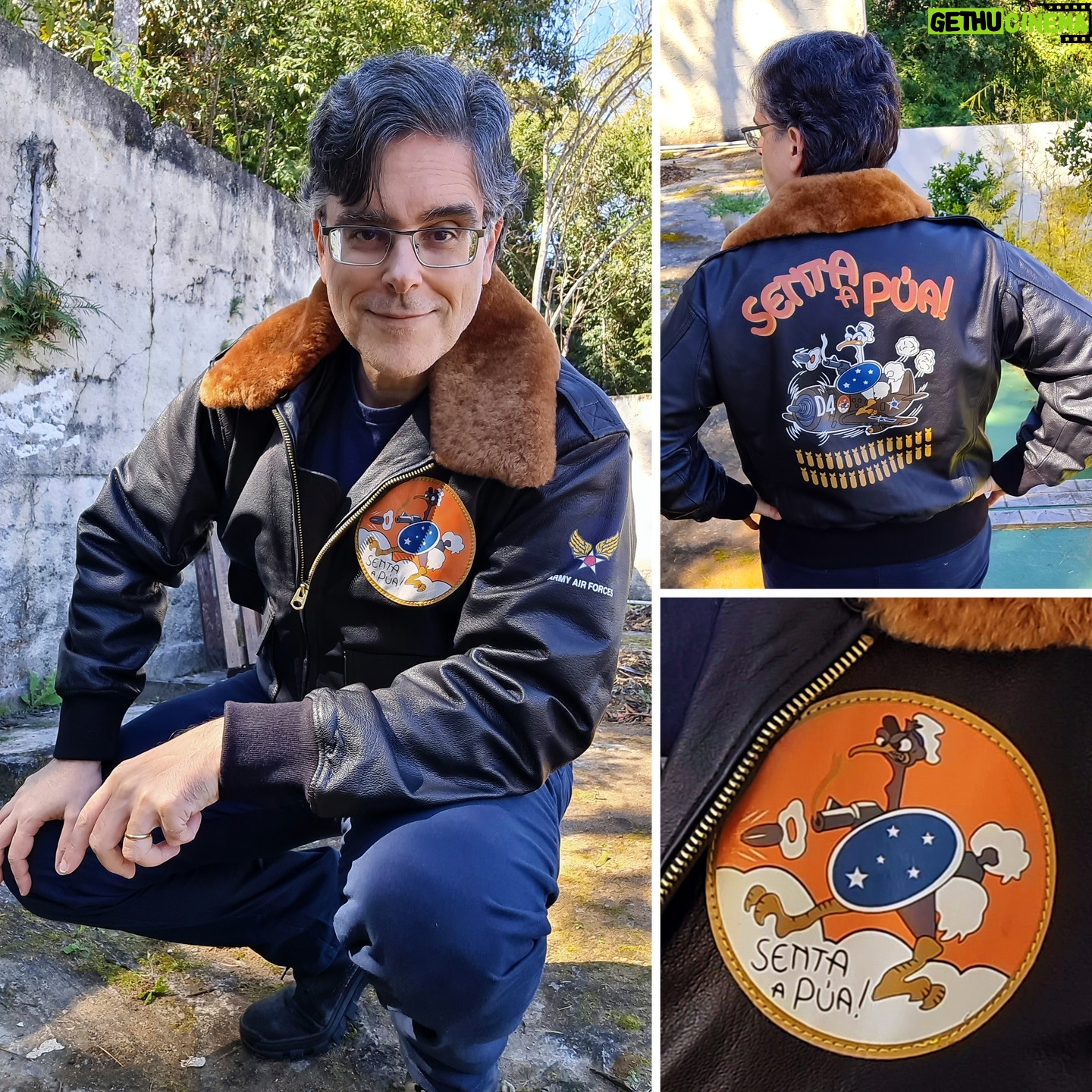 Guilherme Briggs - 98.3K Likes - Consegui uma réplica do casaco que meu querido avô, Ary Neves, usava durante a Segunda Guerra Mundial. Ele era Major aviador do famoso Primeiro Grupo de Aviação de Caça (1º GAVCA, criado em 1943) e participou da Tomada de Monte Castello, na Itália.
O 1º GAVCA saiu do Brasil com 350 homens, incluindo 43 pilotos. O símbolo do Grupo foi idealizado a bordo do navio a caminho da Itália. Dos elementos: a moldura auriverde simboliza o Brasil; o céu vermelho, a guerra; o avestruz, o piloto de caça brasileiro, que precisou se adaptar a diferentes alimentos em suas missões; o escudo azul com o Cruzeiro do Sul é o símbolo das Forças Armadas do Brasil; e a arma empunhada pelo avestruz, o poder de fogo do P-47. “Senta a Púa!” é o grito de guerra do 1º GAVCA.
A Batalha de Monte Castello foi travada ao final da Segunda Guerra Mundial, entre as tropas aliadas e as forças do Exército Alemão, que tentavam conter o seu avanço no Norte da Itália. A batalha marcou a presença da Força Expedicionária Brasileira (FEB) no conflito que conquistou e tomou o Monte Castello.
Meu avô foi e é uma das pessoas mais importantes da minha vida, um verdadeiro exemplo. Um homem honesto, justo, extremamente doce, bondoso e carinhoso, de coração iluminado. Ele me amava incondicionalmente e eu a ele. Que Deuse me permita um dia reencontrá-lo, juntamente com meu pai, Henrique Briggs. Os dois são meus guardiões e modelos de vida e estão sempre em minhas orações. ❤️❤️
#aeronautica #feb #sentapua #segundaguerra #aviacao #ww2