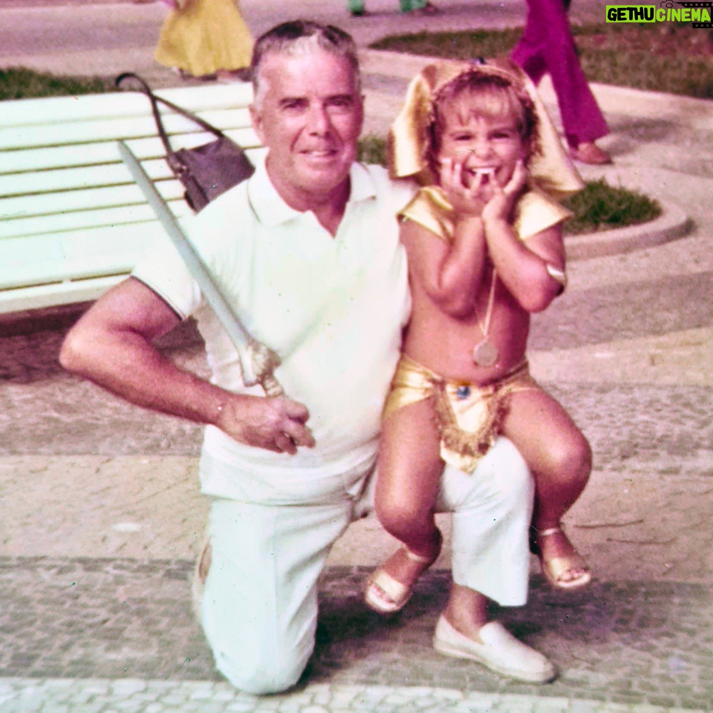 Guilherme Briggs - 98.3K Likes - Consegui uma réplica do casaco que meu querido avô, Ary Neves, usava durante a Segunda Guerra Mundial. Ele era Major aviador do famoso Primeiro Grupo de Aviação de Caça (1º GAVCA, criado em 1943) e participou da Tomada de Monte Castello, na Itália.
O 1º GAVCA saiu do Brasil com 350 homens, incluindo 43 pilotos. O símbolo do Grupo foi idealizado a bordo do navio a caminho da Itália. Dos elementos: a moldura auriverde simboliza o Brasil; o céu vermelho, a guerra; o avestruz, o piloto de caça brasileiro, que precisou se adaptar a diferentes alimentos em suas missões; o escudo azul com o Cruzeiro do Sul é o símbolo das Forças Armadas do Brasil; e a arma empunhada pelo avestruz, o poder de fogo do P-47. “Senta a Púa!” é o grito de guerra do 1º GAVCA.
A Batalha de Monte Castello foi travada ao final da Segunda Guerra Mundial, entre as tropas aliadas e as forças do Exército Alemão, que tentavam conter o seu avanço no Norte da Itália. A batalha marcou a presença da Força Expedicionária Brasileira (FEB) no conflito que conquistou e tomou o Monte Castello.
Meu avô foi e é uma das pessoas mais importantes da minha vida, um verdadeiro exemplo. Um homem honesto, justo, extremamente doce, bondoso e carinhoso, de coração iluminado. Ele me amava incondicionalmente e eu a ele. Que Deuse me permita um dia reencontrá-lo, juntamente com meu pai, Henrique Briggs. Os dois são meus guardiões e modelos de vida e estão sempre em minhas orações. ❤️❤️
#aeronautica #feb #sentapua #segundaguerra #aviacao #ww2