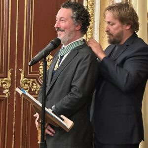Guillaume Gallienne Instagram - Remise des insignes de Commandeur des Arts et Lettres. Quel honneur ! Merci à Éric Ruf et à la @comedie.francaise.officiel et merci à ma famille et à mes amis 😘❤️ (📷JL Fernandez)