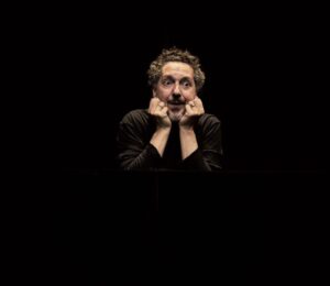 Guillaume Gallienne Instagram - Ce soir, 1ère de "François, le saint jongleur" de Dario Fo au Studio Marigny jusqu'au 15 octobre. Mise en scène : Claude Mathieu.
Pour réserver c'est ici @comedie.francaise.officiel 

QUATORZE ANS PLUS TARD, UN NOUVEAU PARI 
par Claude Mathieu

✴ Un pari... Quand Marcel Bozonnet a proposé Saint François, le divin jongleur de Dario Fo à Guillaume Gallienne, pour en faire un spectacle « passe-partout », voué à tourner, avec seulement le comédien et sa valise, nous avons pris la proposition au pied de la lettre.
Un texte, un comédien de noir vêtu, une table, un tabouret, une poursuite et une formidable envie de fouiller, de trouver ce « Tout » à partir de « Rien », tout cela si proche de notre saint François, père de la pauvreté, dans son itinérance qui devenait doucement la nôtre...
Et quatorze ans plus tard, quand Éric Ruf nous propose la reprise de ce Singulis, nous nous retrouvons devant un nouveau pari, une nouvelle traduction et presque « un nouvel acteur ». Plaisir et excitation à l’idée de redécouvrir ce texte dont la résonance n’est plus tout à fait la même en nous, comme lorsque nous relisons, des années plus tard, un livre aimé. Les sens se multiplient, nos imaginaires se colorent de toutes ces années, l’énergie bouge, l’approche des personnages est différente, Guillaume se laisse guider par ce stimulant bouleversement... 📷 Christophe Raynaud de Lage