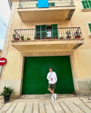 Guillaume Pineault Instagram - Majorque 🏝️ 

Un ti-moka devant une mince porte à Alcùdia, un drink unique et 1000 tapas à Palma, une porte verte à Alcùdia, une ride de catamaran à Calvià, une céramique et un ti-chat à Valdemossa, une ride de char vers Sa Calobra, une autre porte verte à Alcùdia, et la plus belle plage que j’ai vue de ma vie à Santanyí. 

✌🏻 

J’aime beaucoup l’Espagne et les portes.

Ps: Le chien qui a l’air super smath dans la beetle, m’a jappé et grogner dessus, juste 1 secondes après ma photo et j’ai un peu failli pissé dans mes short! Yep! 

Ps 2: j’ai dit failli, mais… en tout cas, j’ai plus aimé les portes !