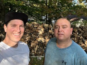 Guillaume Pineault Instagram - 2023…

Au niveau professionnel tu auras été idéal. 

Au niveau personnel, tu auras commencé rough. Mais j’ai eu le privilège d’être bien entouré : une famille parfaite (celle qu’on choisit et celle qu’on ne choisit pas). 

Somme toute, 2023, t’auras fait shiner l’amitié, mis fin à une tournée, starter des rénos, mis des shows inoubliables sur mon chemin, ainsi que des cordes de bois interminables à ramasser, un voyage mémorable, un show de Ocie Elliot et la plus grosse chocolatine de la @boulangeriedefromentetdeseve !

✌🏻 2023 ! 

À tantôt 2024.