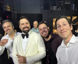 Guillaume Pineault Instagram - C’était un moment un peu surréel pour moi. 

C’était l’ultime Gala Juste Pour Rire. Le dernier Gala. 

Hier soir j’avais l’immense privilège de partager la scène avec des amis, des collègues, des idoles, des gens qui ne faisaient qu’exister dans la télé quand j’étais petit, des monuments de l’humour, et bien entendu la légende : Yvon Deschamps.

J’ai rarement eu du fun de même en gala, mais hier, j’ai savouré chaque seconde sur cette mythique scène de la place des arts, ainsi que chaque seconde en coulisse à regarder le gala, mais également contempler les gens regarder le gala et leurs idoles respectifs 🩵

Tsé, j’veux dire, j’ai vu en personne les 3 DVD que j’ai le plus écouter à vie, et on vivait un gala ensemble! 

C’était magique de voir cette grande famille de l’humour, rassemblant toutes les générations, allant de Pierre-Yves Roy Desmarais à Yvon Deschamps, y compris tous les gens impliqués pour la fondation, ainsi que toutes les équipes unies qui rendent ce show possible (Technique, Production, CCM, Photo, Script & Auteurs/Autrices). 

Hier, ce n’était que du beau, du respect et de l’humour. Je m’en souviendrai longtemps. Merci @juste_pour_rire 

Ps: Pour ce carousel, c’est 6heures de “Je sais pas si je vais lui demander… peut-être…. Ha mais non… mais… en même temps, j’aimerais tellement ça une photo et un autographe”. 

Ça m’aura permis de renouveller celle d’il y à plus de 10 ans.