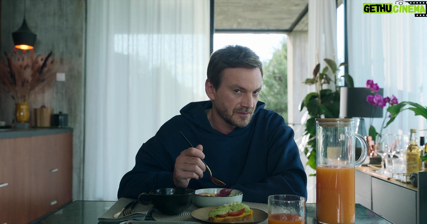 Guillermo Pfening - 2.4K Likes - 2 h y 10 min llega #bienvenidosaedén . Segunda temporada. En lo que verán hay un gran equipo detrás. Actores, técnicos, productores, vestuaristas, Make up y pelo, catering, trasporte , contadoras/es. Tanta gente que lo da todo y más. Lejos de sus casas sus familias sus almohadas. Es un gran engranaje con muchas satisfacciones y frustraciones también. Reímos y lloramos. Discutimos, nos abrazamos. Gracias a todos ellos. Gracias @brutalmediaprod . Ya saben solo por @netflixes @netflixlat . Un viaje. ♥️