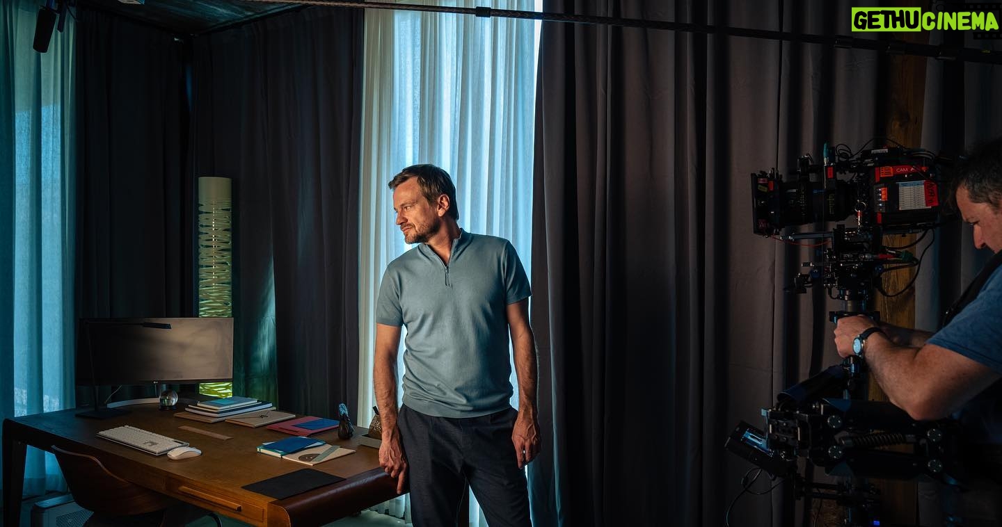 Guillermo Pfening - 2.4K Likes - 2 h y 10 min llega #bienvenidosaedén . Segunda temporada. En lo que verán hay un gran equipo detrás. Actores, técnicos, productores, vestuaristas, Make up y pelo, catering, trasporte , contadoras/es. Tanta gente que lo da todo y más. Lejos de sus casas sus familias sus almohadas. Es un gran engranaje con muchas satisfacciones y frustraciones también. Reímos y lloramos. Discutimos, nos abrazamos. Gracias a todos ellos. Gracias @brutalmediaprod . Ya saben solo por @netflixes @netflixlat . Un viaje. ♥️