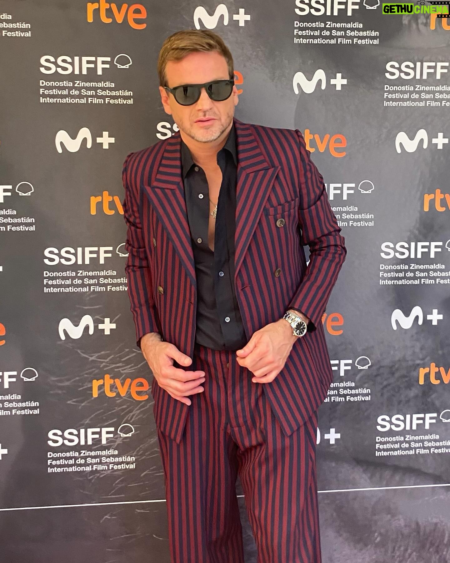 Guillermo Pfening - 2K Likes - Estrenamos Los Impactados de @lucia.puenzo en @sansebastianfes . Va de personas a las que las parte un rayo ⚡️Literal. Pero en eso se le juega la vida a la protagonista @marianadigirolamo y por corriente alterna la de todos. Quien no necesita un sacudon? Fue una noche llena de destellos , de nuevas compañías . De amigos y colegas. ♥️. Traje @analocking
Camisa @cosstores
Zapatos @lottusse1877
Colgante @thomassabo
Gafas @tomford @marcolin_eyewear
Reloj @danielwellington . Look by @sofia_stein y @davidgmiras @rey.bichito #lachicatieneunsharpei #losimpactados #actors #festivalesdecine #cine #sansebastian #horizonteslatinos @alteregotalenthouse @paula.aisenberg @exilecontent @mocciaalberto me acomodo el pelito ♥️