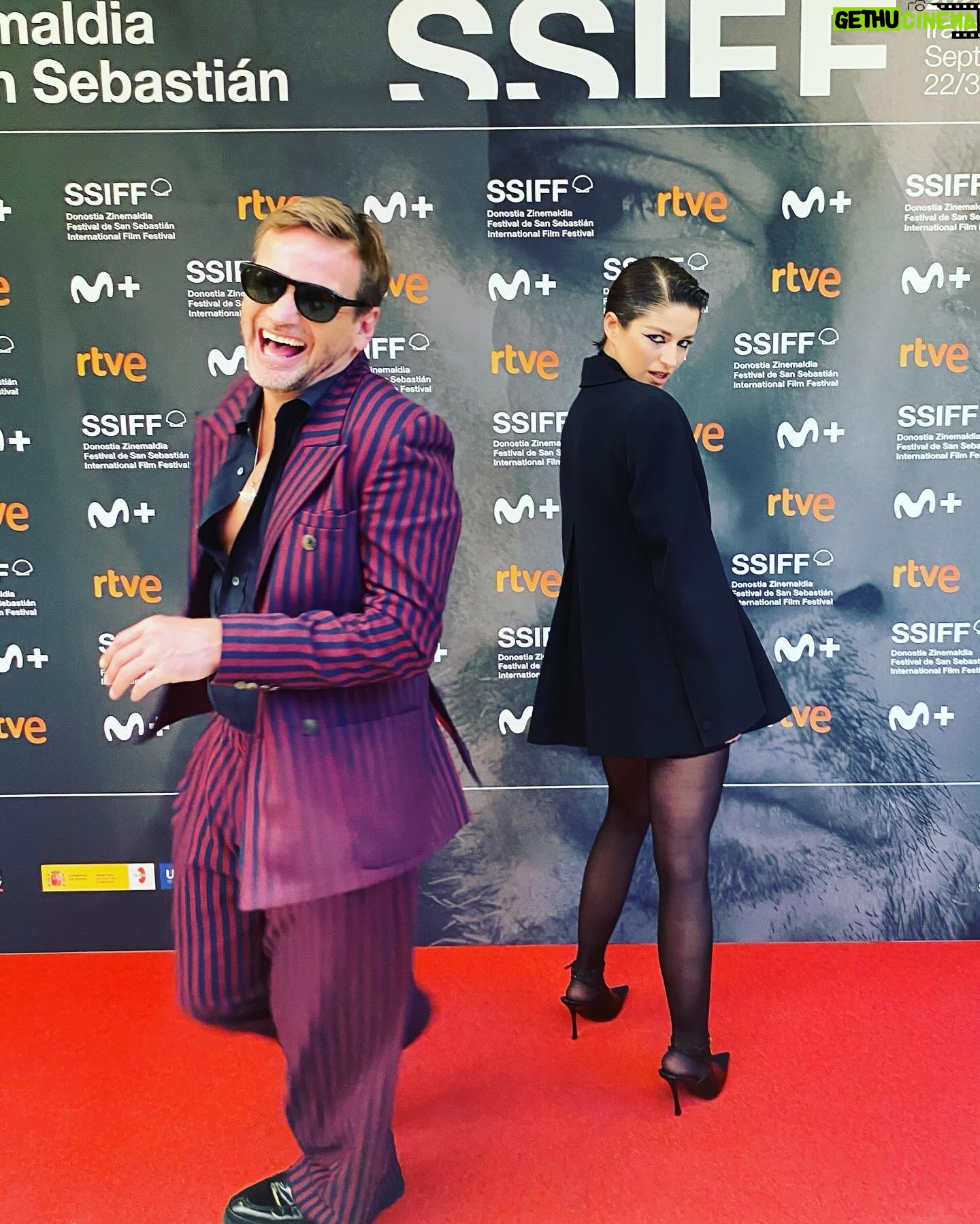 Guillermo Pfening - 2K Likes - Estrenamos Los Impactados de @lucia.puenzo en @sansebastianfes . Va de personas a las que las parte un rayo ⚡️Literal. Pero en eso se le juega la vida a la protagonista @marianadigirolamo y por corriente alterna la de todos. Quien no necesita un sacudon? Fue una noche llena de destellos , de nuevas compañías . De amigos y colegas. ♥️. Traje @analocking
Camisa @cosstores
Zapatos @lottusse1877
Colgante @thomassabo
Gafas @tomford @marcolin_eyewear
Reloj @danielwellington . Look by @sofia_stein y @davidgmiras @rey.bichito #lachicatieneunsharpei #losimpactados #actors #festivalesdecine #cine #sansebastian #horizonteslatinos @alteregotalenthouse @paula.aisenberg @exilecontent @mocciaalberto me acomodo el pelito ♥️