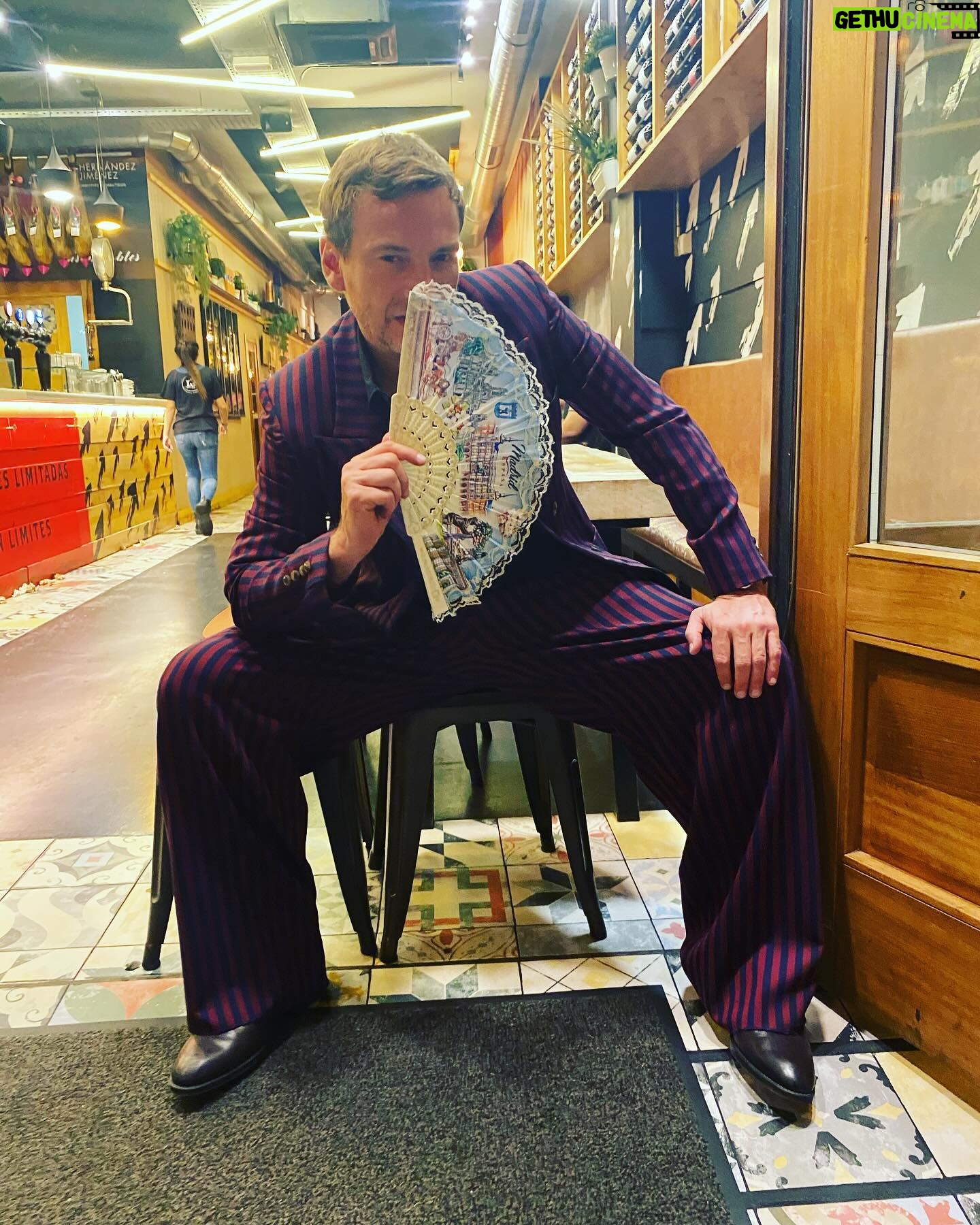 Guillermo Pfening - 2K Likes - Estrenamos Los Impactados de @lucia.puenzo en @sansebastianfes . Va de personas a las que las parte un rayo ⚡️Literal. Pero en eso se le juega la vida a la protagonista @marianadigirolamo y por corriente alterna la de todos. Quien no necesita un sacudon? Fue una noche llena de destellos , de nuevas compañías . De amigos y colegas. ♥️. Traje @analocking
Camisa @cosstores
Zapatos @lottusse1877
Colgante @thomassabo
Gafas @tomford @marcolin_eyewear
Reloj @danielwellington . Look by @sofia_stein y @davidgmiras @rey.bichito #lachicatieneunsharpei #losimpactados #actors #festivalesdecine #cine #sansebastian #horizonteslatinos @alteregotalenthouse @paula.aisenberg @exilecontent @mocciaalberto me acomodo el pelito ♥️