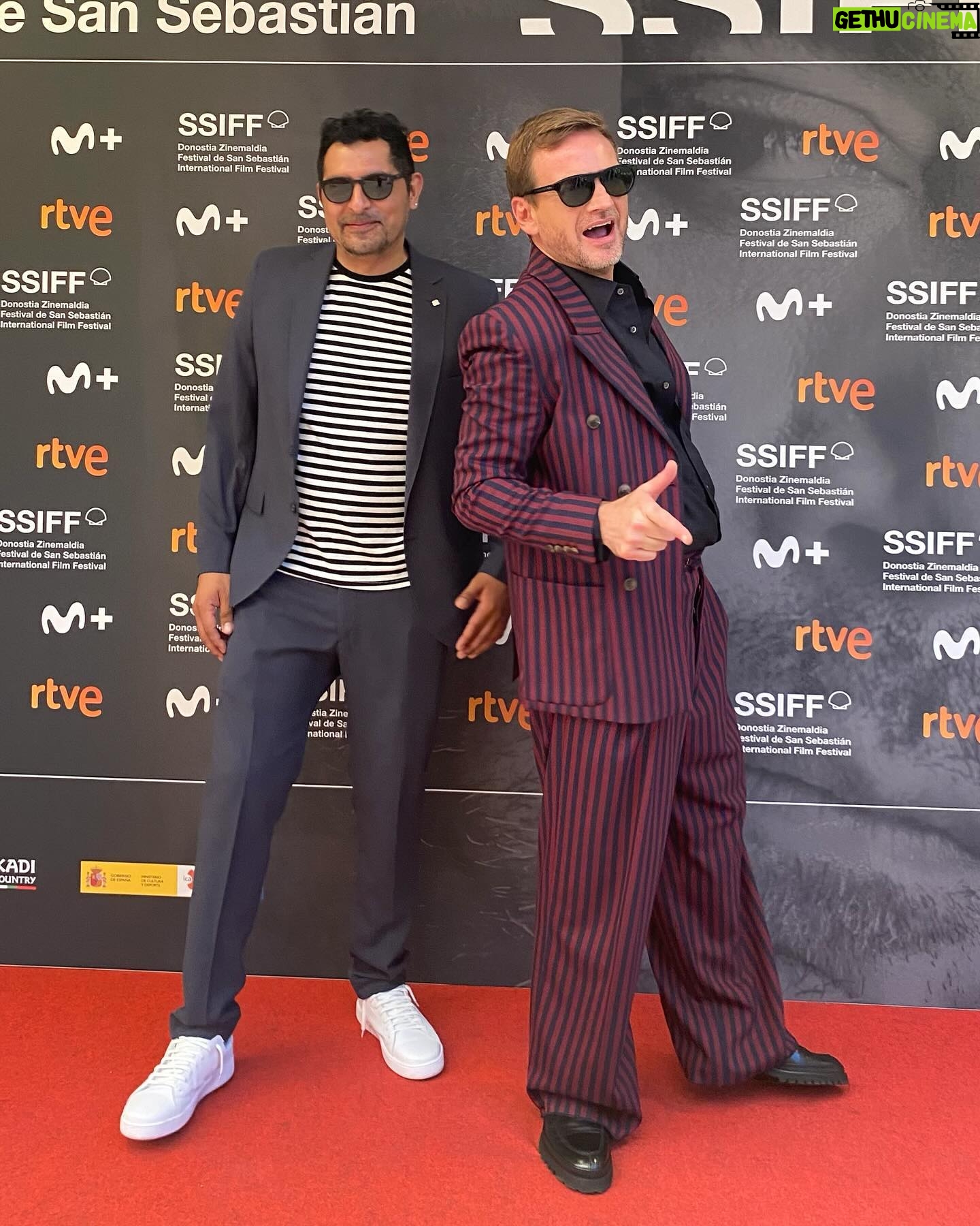 Guillermo Pfening - 2K Likes - Estrenamos Los Impactados de @lucia.puenzo en @sansebastianfes . Va de personas a las que las parte un rayo ⚡️Literal. Pero en eso se le juega la vida a la protagonista @marianadigirolamo y por corriente alterna la de todos. Quien no necesita un sacudon? Fue una noche llena de destellos , de nuevas compañías . De amigos y colegas. ♥️. Traje @analocking
Camisa @cosstores
Zapatos @lottusse1877
Colgante @thomassabo
Gafas @tomford @marcolin_eyewear
Reloj @danielwellington . Look by @sofia_stein y @davidgmiras @rey.bichito #lachicatieneunsharpei #losimpactados #actors #festivalesdecine #cine #sansebastian #horizonteslatinos @alteregotalenthouse @paula.aisenberg @exilecontent @mocciaalberto me acomodo el pelito ♥️