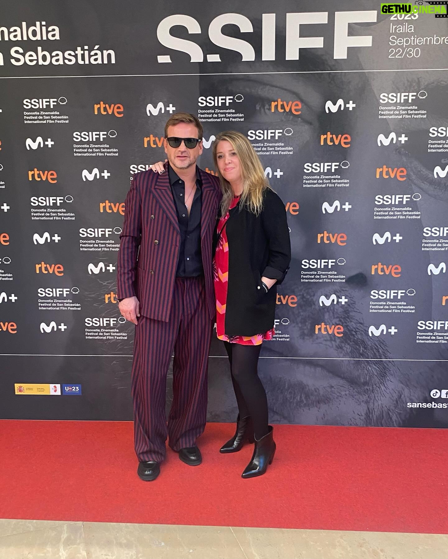Guillermo Pfening - 2K Likes - Estrenamos Los Impactados de @lucia.puenzo en @sansebastianfes . Va de personas a las que las parte un rayo ⚡️Literal. Pero en eso se le juega la vida a la protagonista @marianadigirolamo y por corriente alterna la de todos. Quien no necesita un sacudon? Fue una noche llena de destellos , de nuevas compañías . De amigos y colegas. ♥️. Traje @analocking
Camisa @cosstores
Zapatos @lottusse1877
Colgante @thomassabo
Gafas @tomford @marcolin_eyewear
Reloj @danielwellington . Look by @sofia_stein y @davidgmiras @rey.bichito #lachicatieneunsharpei #losimpactados #actors #festivalesdecine #cine #sansebastian #horizonteslatinos @alteregotalenthouse @paula.aisenberg @exilecontent @mocciaalberto me acomodo el pelito ♥️