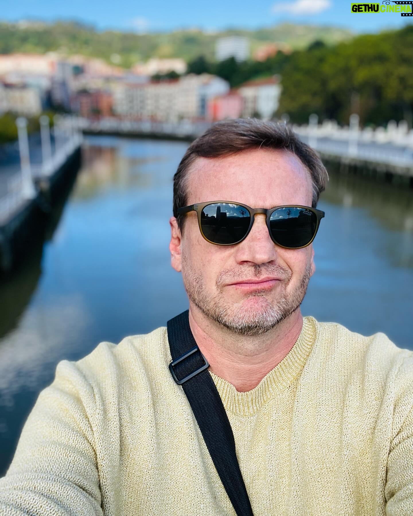 Guillermo Pfening - 1.8K Likes - Bye bye Bilbao. Ciudad que parece Manchester, un poco Santiago de Chile y otro por Cordoba, bonita, colorida y Punk.