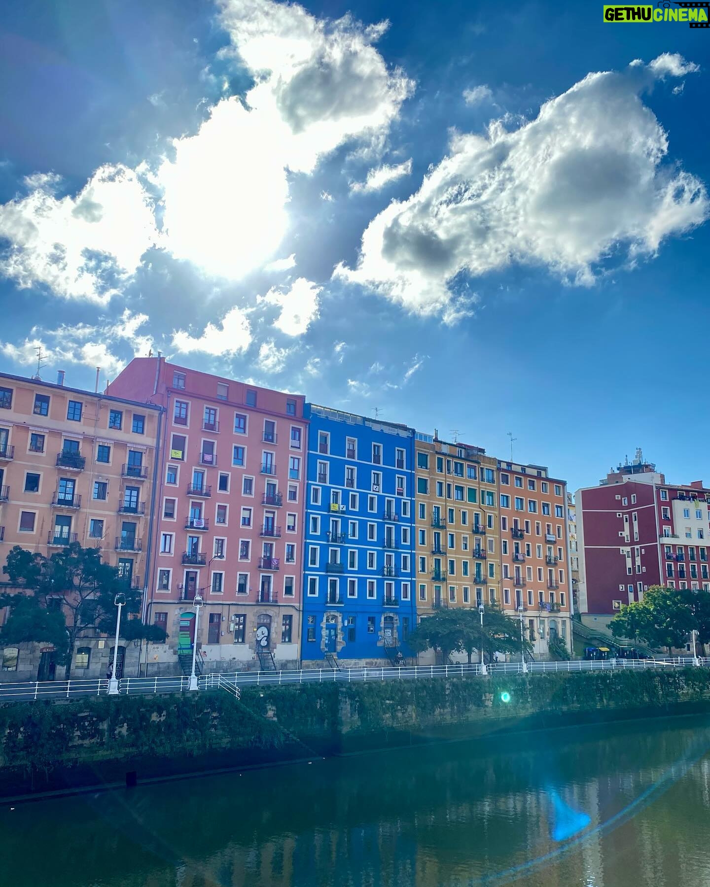 Guillermo Pfening - 1.8K Likes - Bye bye Bilbao. Ciudad que parece Manchester, un poco Santiago de Chile y otro por Cordoba, bonita, colorida y Punk.