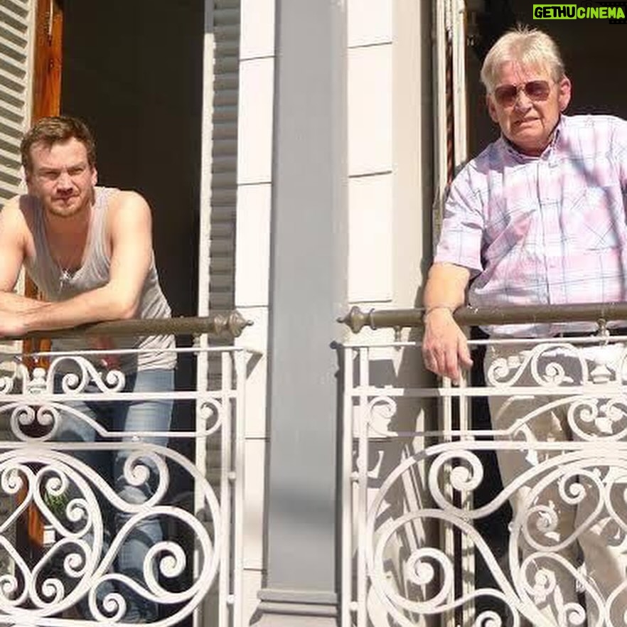 Guillermo Pfening - 2.3K Likes - Hoy cumplís años Papi, donde sea que estes… te abrazo fuerte!!! Siempre estás en nuestro corazón, en el de tus amigos y tus pacientes a quienes le diste gran parte de tu vida. Fuiste y serás un grande Dr. PFENING. En cada ensalada que condimento me acuerdo de vos. Vos me enseñaste el toque mágico. Las tuyas las mejores ensaladas del mundo. Creo que es eso lo que más extraño… tu ensalada de radicheta y ajo! 🫶🏾