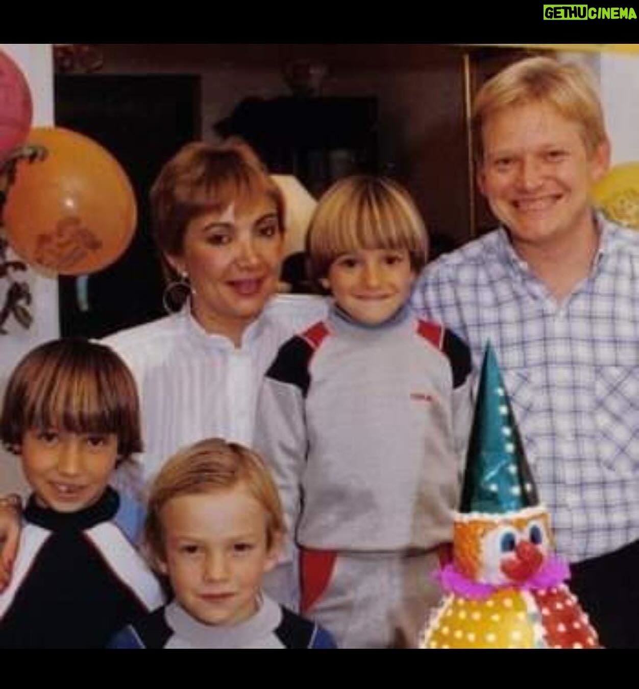 Guillermo Pfening - 2.3K Likes - Hoy cumplís años Papi, donde sea que estes… te abrazo fuerte!!! Siempre estás en nuestro corazón, en el de tus amigos y tus pacientes a quienes le diste gran parte de tu vida. Fuiste y serás un grande Dr. PFENING. En cada ensalada que condimento me acuerdo de vos. Vos me enseñaste el toque mágico. Las tuyas las mejores ensaladas del mundo. Creo que es eso lo que más extraño… tu ensalada de radicheta y ajo! 🫶🏾