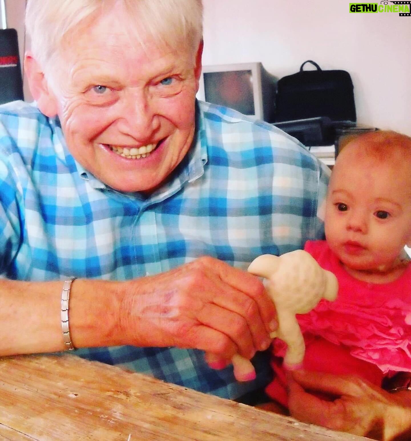 Guillermo Pfening - 2.3K Likes - Hoy cumplís años Papi, donde sea que estes… te abrazo fuerte!!! Siempre estás en nuestro corazón, en el de tus amigos y tus pacientes a quienes le diste gran parte de tu vida. Fuiste y serás un grande Dr. PFENING. En cada ensalada que condimento me acuerdo de vos. Vos me enseñaste el toque mágico. Las tuyas las mejores ensaladas del mundo. Creo que es eso lo que más extraño… tu ensalada de radicheta y ajo! 🫶🏾