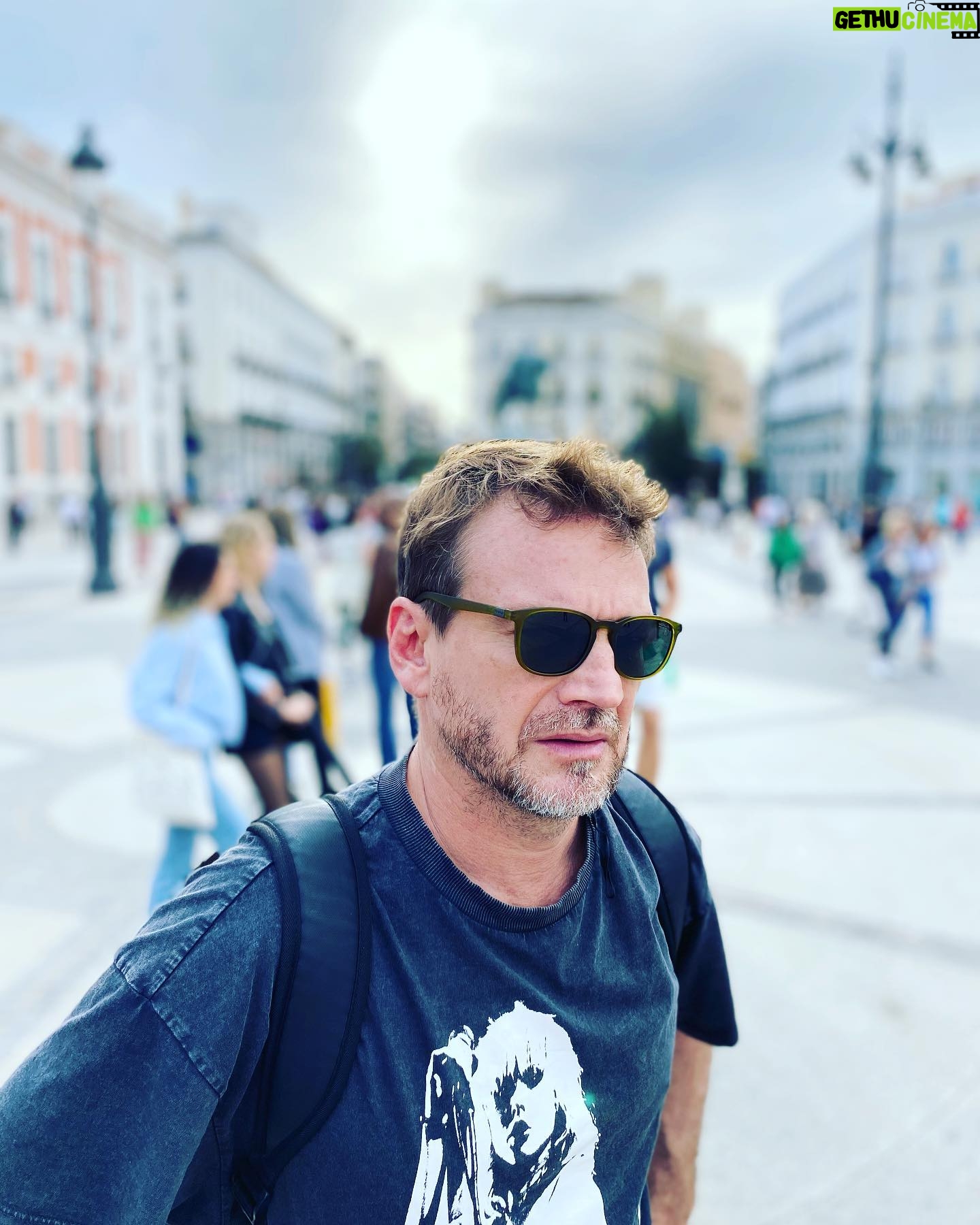 Guillermo Pfening - 2.7K Likes - Una sonrisa que va esperanzada
desde el principio del alma a la boca,
pinta de rojo feliz tu fachada,
gran ciudad loca. Ay Madrid ♥️