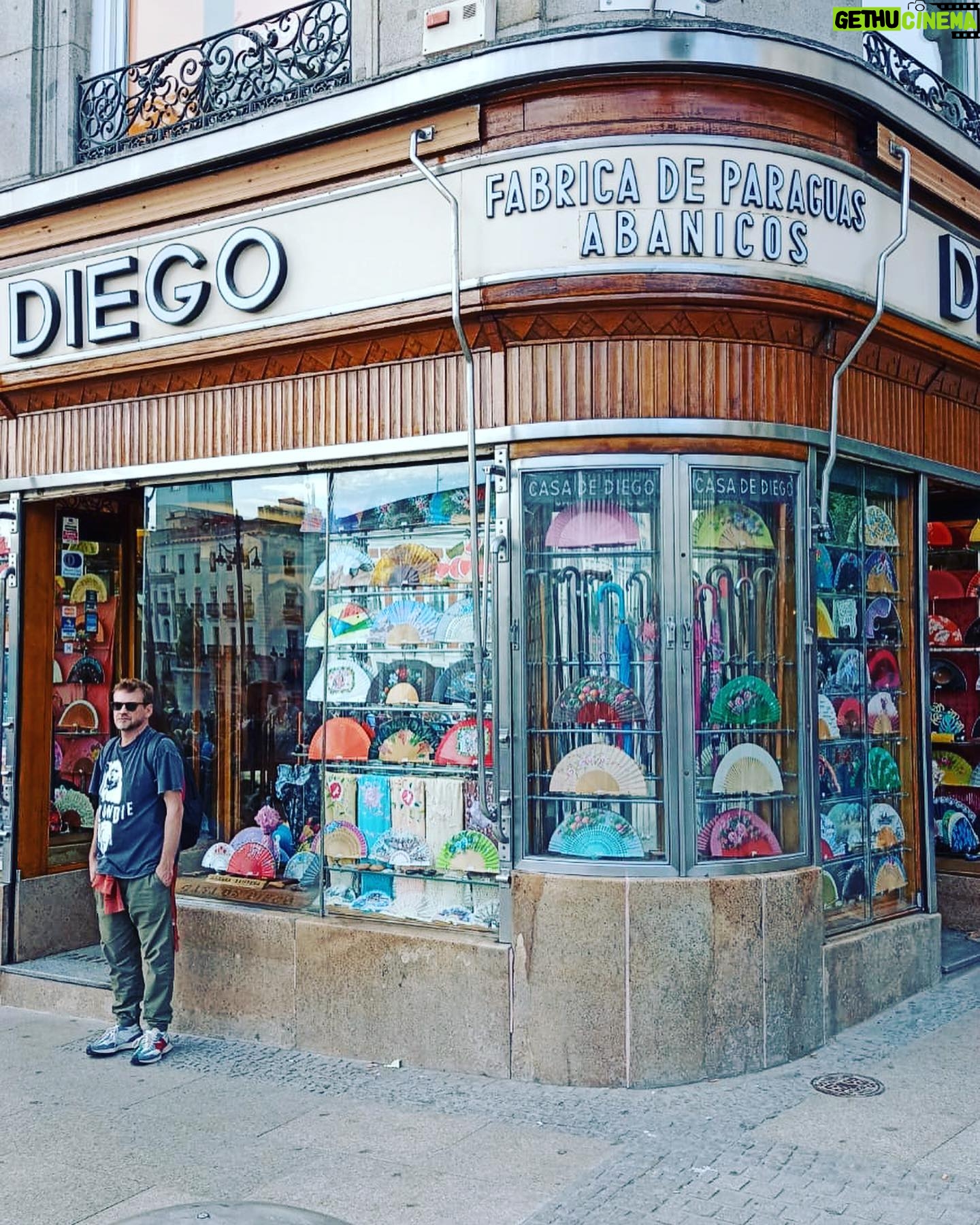 Guillermo Pfening - 2.7K Likes - Una sonrisa que va esperanzada
desde el principio del alma a la boca,
pinta de rojo feliz tu fachada,
gran ciudad loca. Ay Madrid ♥️