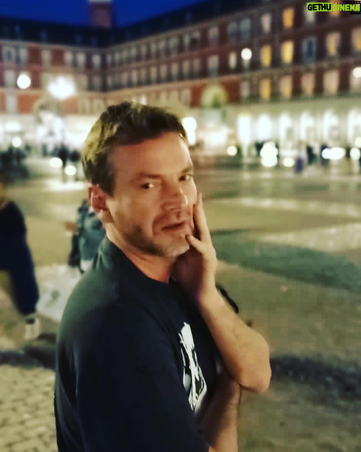 Guillermo Pfening - 2.7K Likes - Una sonrisa que va esperanzada
desde el principio del alma a la boca,
pinta de rojo feliz tu fachada,
gran ciudad loca. Ay Madrid ♥️