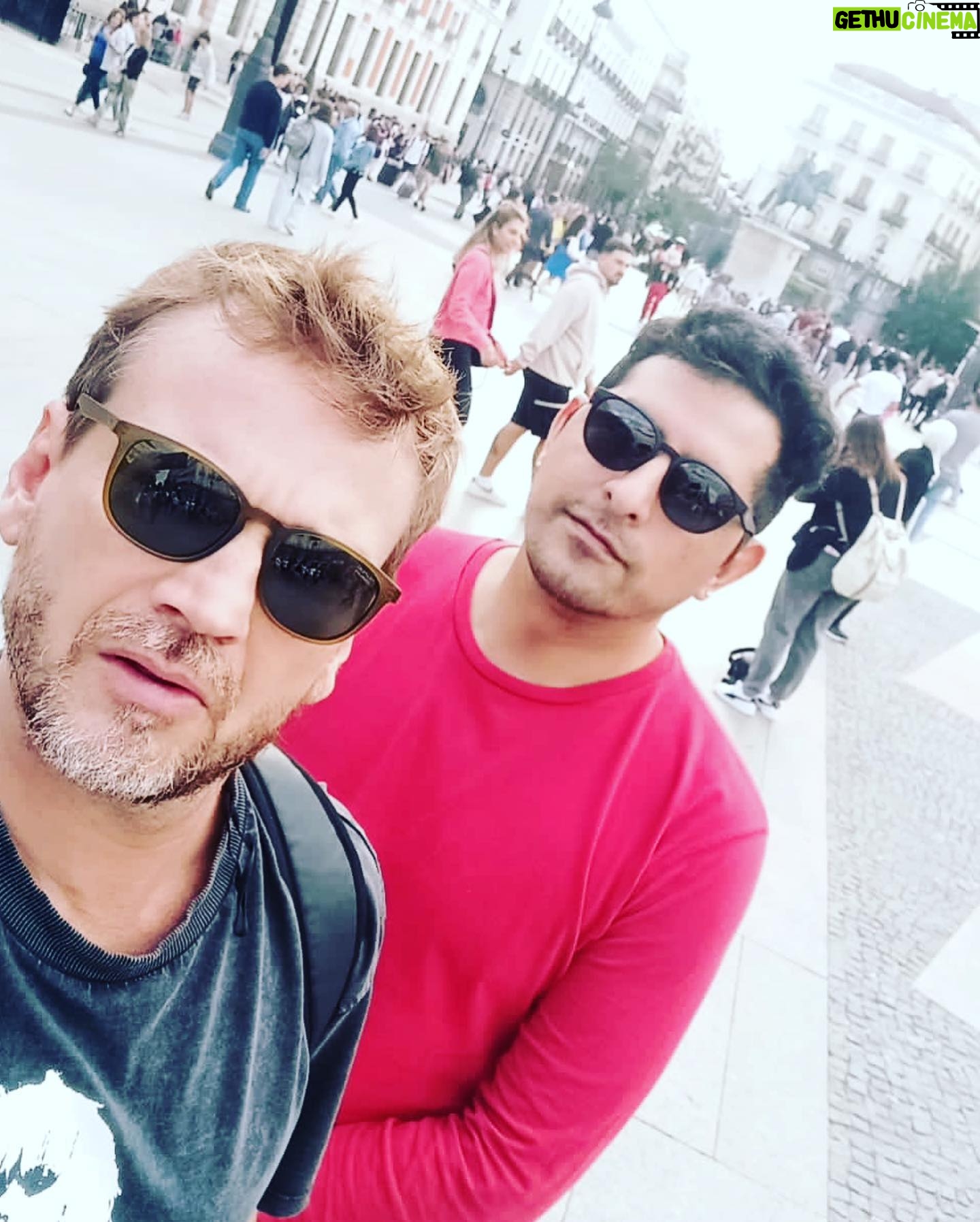 Guillermo Pfening - 2.7K Likes - Una sonrisa que va esperanzada
desde el principio del alma a la boca,
pinta de rojo feliz tu fachada,
gran ciudad loca. Ay Madrid ♥️