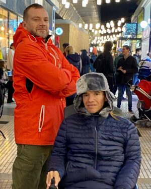 Guillermo Pfening Instagram - Alta Banda.🤟🏿 #nochederamen #comidachina #musculardystrophy #actor #caito #love #aguantelafer ❤️ @caitopfening @mariafernandaromero867