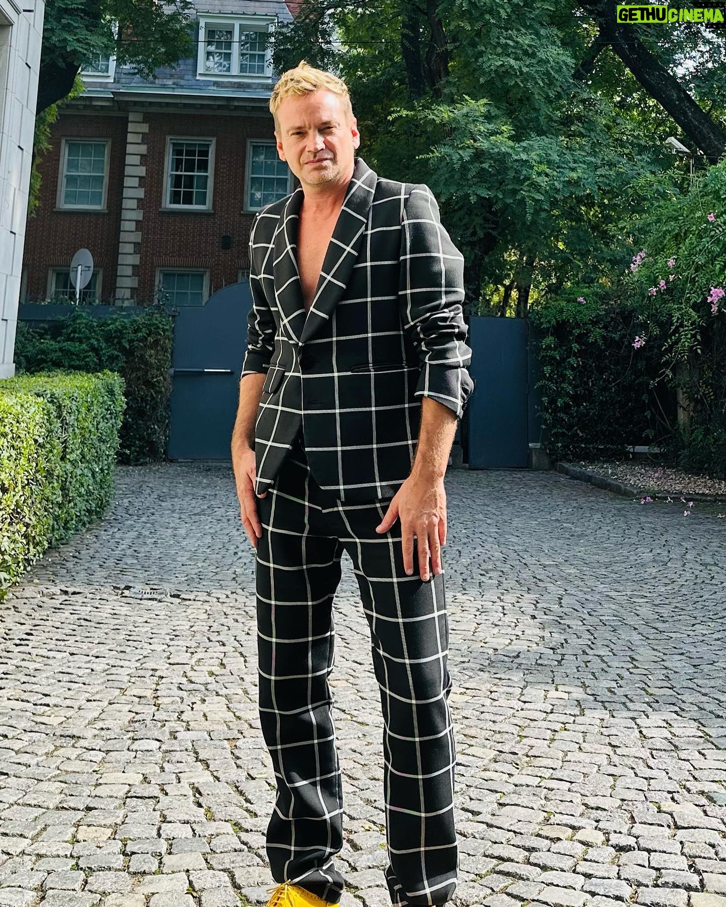 Guillermo Pfening - 4.6K Likes - Presentación de #Planners 5 de Mayo solo por @starplusla . Lookete @secndly ❤️ . Mono @sadaels Zapatos @terriblenfant Gracias por esta maravillosa experiencia @mcelestia @gonzalovalenzuelaoficial @letisiciliani @marcosmontesw @baronedan @barbara.diez @lopatiniluminacion @martabetoldi y felicitaciones al este equipo maravilloso.