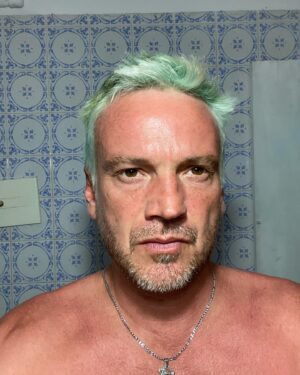 Guillermo Pfening Instagram - En el baño de papá.