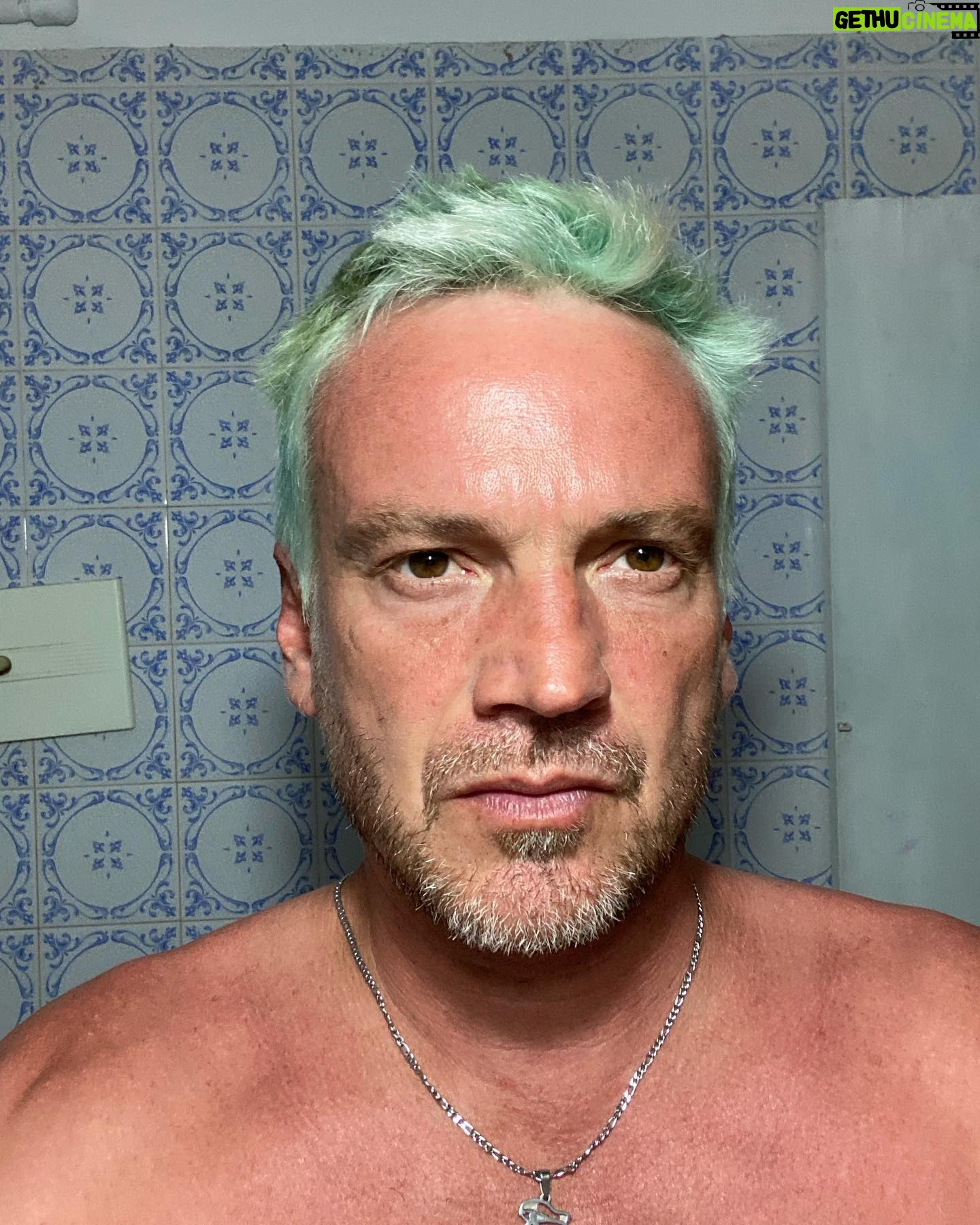 Guillermo Pfening - 1.7K Likes - En el baño de papá.