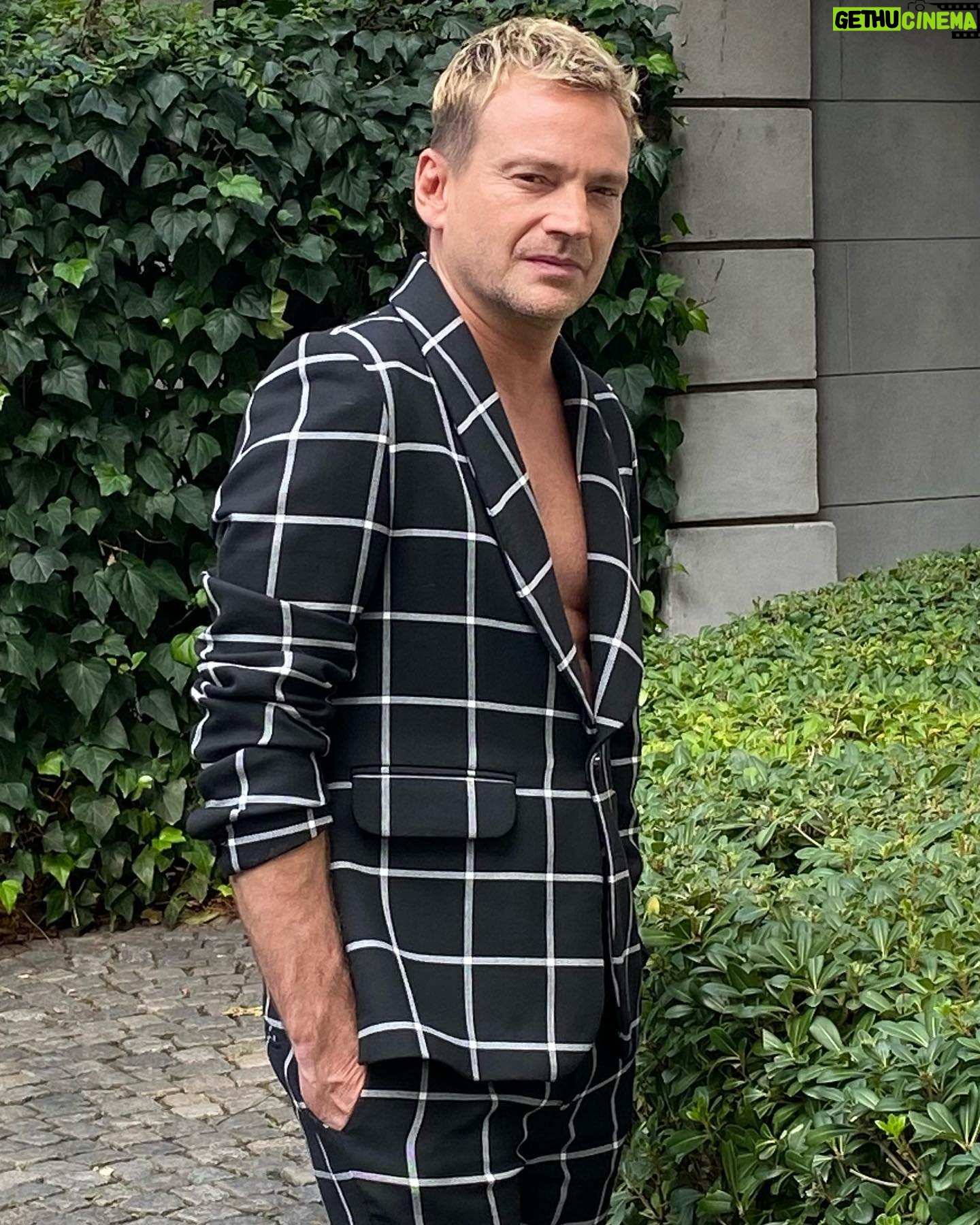 Guillermo Pfening - 4.6K Likes - Presentación de #Planners 5 de Mayo solo por @starplusla . Lookete @secndly ❤️ . Mono @sadaels Zapatos @terriblenfant Gracias por esta maravillosa experiencia @mcelestia @gonzalovalenzuelaoficial @letisiciliani @marcosmontesw @baronedan @barbara.diez @lopatiniluminacion @martabetoldi y felicitaciones al este equipo maravilloso.