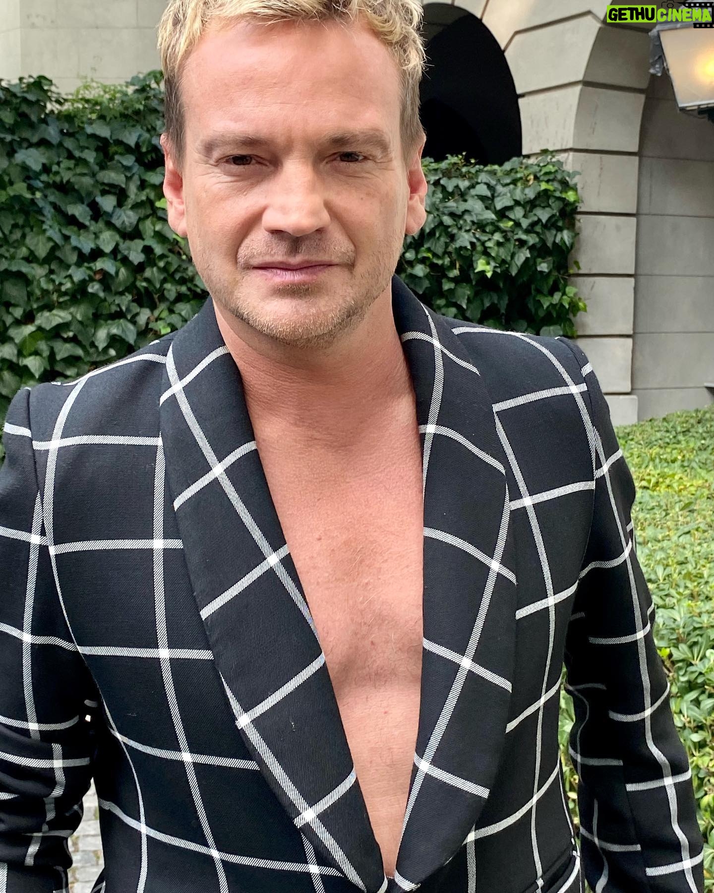 Guillermo Pfening - 4.6K Likes - Presentación de #Planners 5 de Mayo solo por @starplusla . Lookete @secndly ❤️ . Mono @sadaels Zapatos @terriblenfant Gracias por esta maravillosa experiencia @mcelestia @gonzalovalenzuelaoficial @letisiciliani @marcosmontesw @baronedan @barbara.diez @lopatiniluminacion @martabetoldi y felicitaciones al este equipo maravilloso.