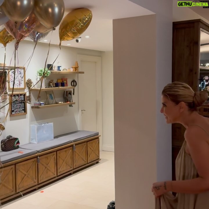 Gülben Ergen - 222.7K Likes - Saat 05.40 ⏰
Bodrum’dan hiç uyumadan konserden döndüm ✈️
Sessizce çocuklar uyanmasın diye evin içine girdiğim andan beri hissettiklerimi kelimelerle anlatmam mümkün değil.
“Atlas’ım ♾️ Ares’im♾️ Güney’im♾️” hiç uyumadan beni beklemişler. Hediyelerimi hazır etmişler 🎁
Yatağımda 53 @cocuklargulsundiye Anaokulumuzdan 53 tane beyaz gül ve üzerlerinde
Rengarenk balonlar 🎈
Ömrümde gördüğüm en anlamlı ve detaylı doğum günü pastam 🎂
Gülşah’ım @gulsahsaracoglu nasıl detaylı bir hazırlıkla emek vermiş♥️
Nihat’ım @nihatodabasiofficial ♥️
Gökhan’ım @gokhanatici ♥️
Ahmet’im @yurekliahmet_ ♥️
Can’ım @canuyanofficial ♥️
Gönül’üm @gonulguvenir ♥️
Çok mutluyum
Çok şaşkınım
Çok gururluyum…
#iyiki ♥️🎂