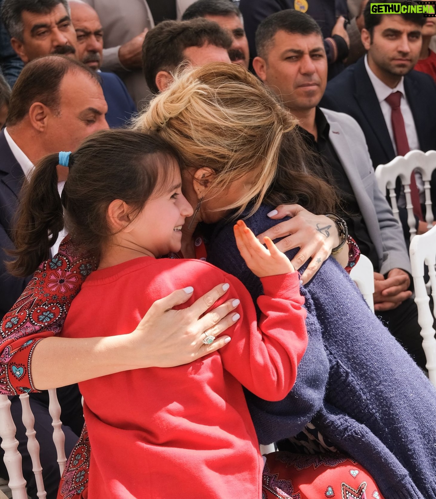 Gülben Ergen - 51.6K Likes - Hey yıllar 👋
Dolu dolu geçen yıllarım!
Kazançlarım kayıplarımı ve hüzünlerimi döver ki, hala gülümseyebiliyorum😉
Tüm kalabalıklara rağmen alıştığım yalnızlığıma ve sırtımdan duasını eksik etmeyen herkese teşekkür ederim.
İyi ki doğdum dememe saatler kala♥️
Yaz sezonun son konserini Bodrum’da vereceğim bu akşam🎵
Sonra üç delikanlıma kavuşmak için doğru İstanbul ✈️
#25Ağustos #İyiki