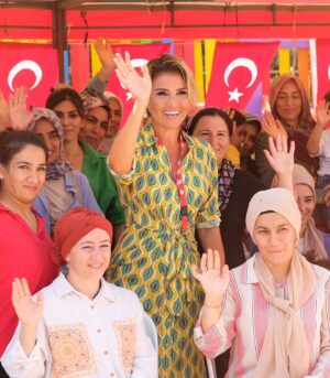 Gülben Ergen Instagram - Hey yıllar 👋 
Dolu dolu geçen yıllarım! 

Kazançlarım kayıplarımı ve hüzünlerimi döver ki, hala gülümseyebiliyorum😉

Tüm kalabalıklara rağmen alıştığım yalnızlığıma ve sırtımdan duasını eksik etmeyen herkese teşekkür ederim. 

İyi ki doğdum dememe saatler kala♥️

Yaz sezonun son konserini Bodrum’da vereceğim bu akşam🎵
Sonra üç delikanlıma kavuşmak için doğru İstanbul ✈️ 

#25Ağustos #İyiki