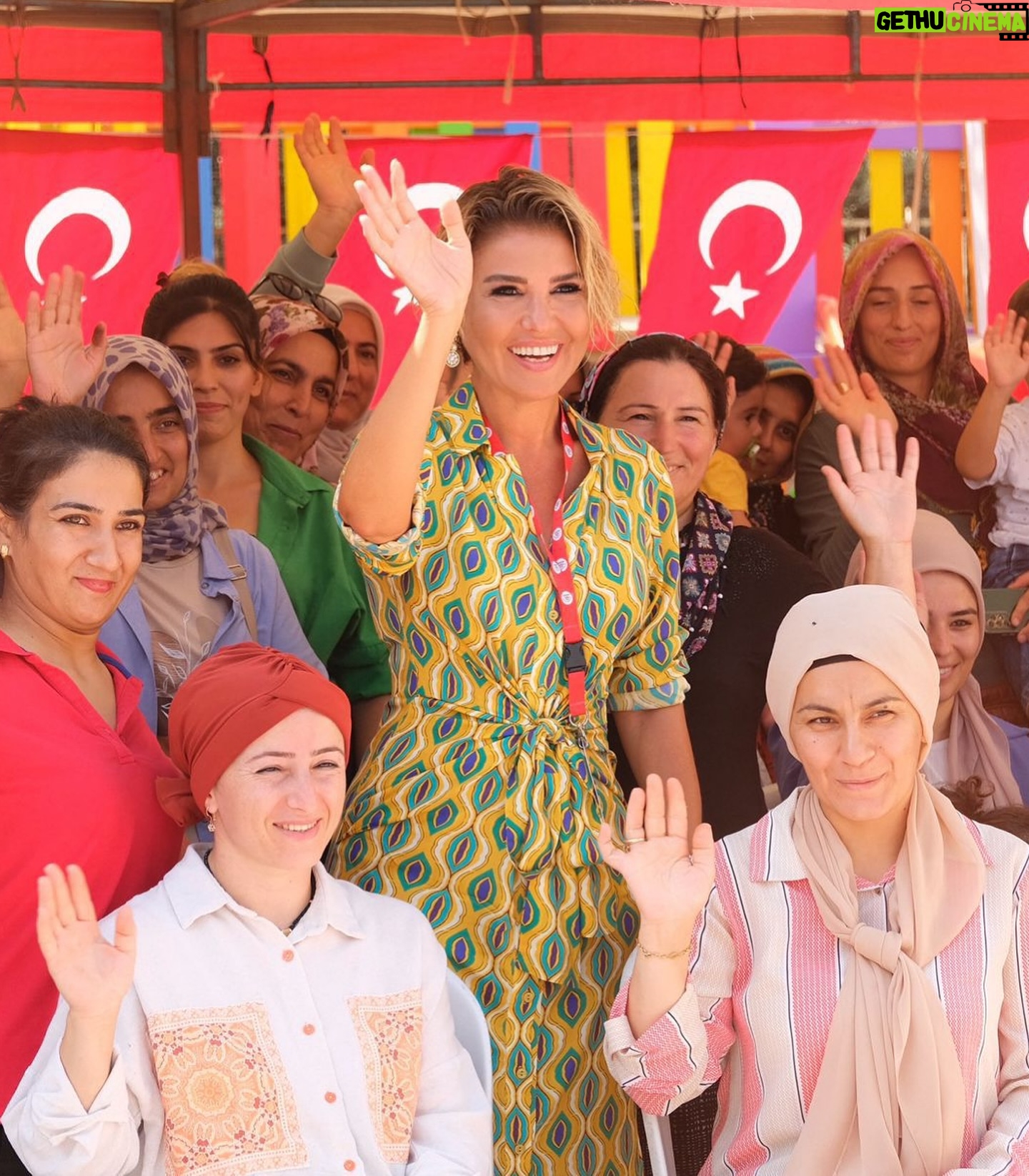 Gülben Ergen - 51.6K Likes - Hey yıllar 👋
Dolu dolu geçen yıllarım!
Kazançlarım kayıplarımı ve hüzünlerimi döver ki, hala gülümseyebiliyorum😉
Tüm kalabalıklara rağmen alıştığım yalnızlığıma ve sırtımdan duasını eksik etmeyen herkese teşekkür ederim.
İyi ki doğdum dememe saatler kala♥️
Yaz sezonun son konserini Bodrum’da vereceğim bu akşam🎵
Sonra üç delikanlıma kavuşmak için doğru İstanbul ✈️
#25Ağustos #İyiki