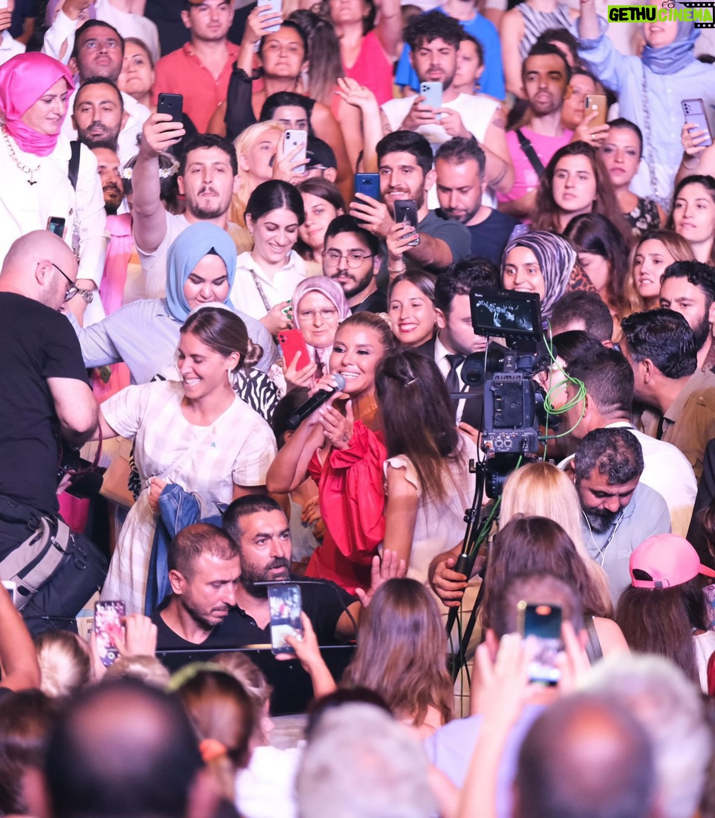 Gülben Ergen - 51.6K Likes - Hey yıllar 👋
Dolu dolu geçen yıllarım!
Kazançlarım kayıplarımı ve hüzünlerimi döver ki, hala gülümseyebiliyorum😉
Tüm kalabalıklara rağmen alıştığım yalnızlığıma ve sırtımdan duasını eksik etmeyen herkese teşekkür ederim.
İyi ki doğdum dememe saatler kala♥️
Yaz sezonun son konserini Bodrum’da vereceğim bu akşam🎵
Sonra üç delikanlıma kavuşmak için doğru İstanbul ✈️
#25Ağustos #İyiki