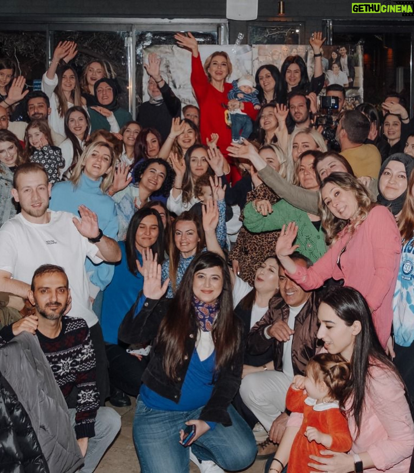 Gülben Ergen - 51.6K Likes - Hey yıllar 👋
Dolu dolu geçen yıllarım!
Kazançlarım kayıplarımı ve hüzünlerimi döver ki, hala gülümseyebiliyorum😉
Tüm kalabalıklara rağmen alıştığım yalnızlığıma ve sırtımdan duasını eksik etmeyen herkese teşekkür ederim.
İyi ki doğdum dememe saatler kala♥️
Yaz sezonun son konserini Bodrum’da vereceğim bu akşam🎵
Sonra üç delikanlıma kavuşmak için doğru İstanbul ✈️
#25Ağustos #İyiki