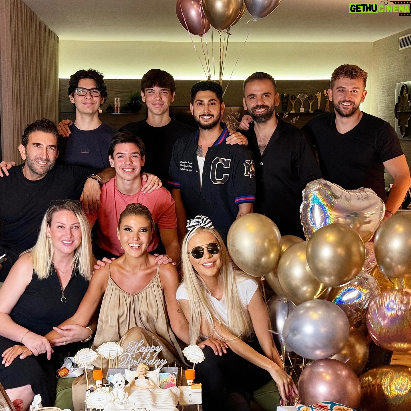 Gülben Ergen - 222.7K Likes - Saat 05.40 ⏰
Bodrum’dan hiç uyumadan konserden döndüm ✈️
Sessizce çocuklar uyanmasın diye evin içine girdiğim andan beri hissettiklerimi kelimelerle anlatmam mümkün değil.
“Atlas’ım ♾️ Ares’im♾️ Güney’im♾️” hiç uyumadan beni beklemişler. Hediyelerimi hazır etmişler 🎁
Yatağımda 53 @cocuklargulsundiye Anaokulumuzdan 53 tane beyaz gül ve üzerlerinde
Rengarenk balonlar 🎈
Ömrümde gördüğüm en anlamlı ve detaylı doğum günü pastam 🎂
Gülşah’ım @gulsahsaracoglu nasıl detaylı bir hazırlıkla emek vermiş♥️
Nihat’ım @nihatodabasiofficial ♥️
Gökhan’ım @gokhanatici ♥️
Ahmet’im @yurekliahmet_ ♥️
Can’ım @canuyanofficial ♥️
Gönül’üm @gonulguvenir ♥️
Çok mutluyum
Çok şaşkınım
Çok gururluyum…
#iyiki ♥️🎂