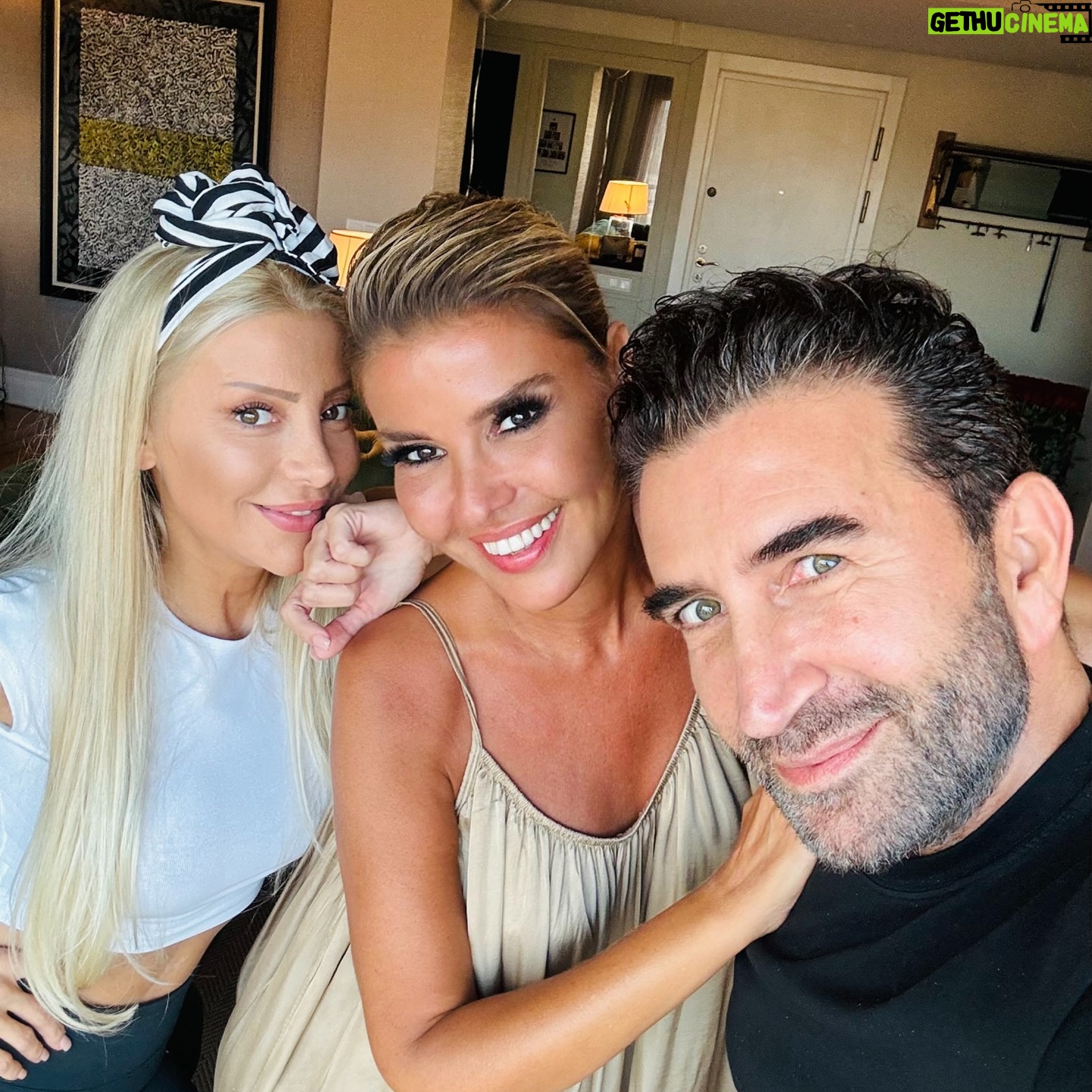 Gülben Ergen - 222.7K Likes - Saat 05.40 ⏰
Bodrum’dan hiç uyumadan konserden döndüm ✈️
Sessizce çocuklar uyanmasın diye evin içine girdiğim andan beri hissettiklerimi kelimelerle anlatmam mümkün değil.
“Atlas’ım ♾️ Ares’im♾️ Güney’im♾️” hiç uyumadan beni beklemişler. Hediyelerimi hazır etmişler 🎁
Yatağımda 53 @cocuklargulsundiye Anaokulumuzdan 53 tane beyaz gül ve üzerlerinde
Rengarenk balonlar 🎈
Ömrümde gördüğüm en anlamlı ve detaylı doğum günü pastam 🎂
Gülşah’ım @gulsahsaracoglu nasıl detaylı bir hazırlıkla emek vermiş♥️
Nihat’ım @nihatodabasiofficial ♥️
Gökhan’ım @gokhanatici ♥️
Ahmet’im @yurekliahmet_ ♥️
Can’ım @canuyanofficial ♥️
Gönül’üm @gonulguvenir ♥️
Çok mutluyum
Çok şaşkınım
Çok gururluyum…
#iyiki ♥️🎂