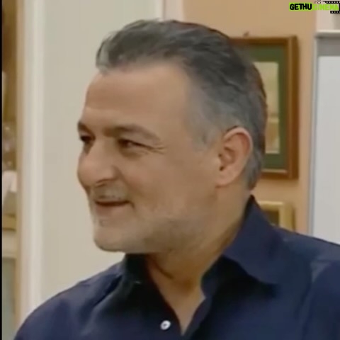 Gülben Ergen - 178.3K Likes - Dev Çınarım Kenan Işık…
Dadı’da iki yılımız geçti.
Bir gün birbirimize sesimiz yükselmedi, bir gün bir insanı kırdığını görmedim.
Nice günler, geceler, uzun saatler, provalar, bayramları sette birlikte yaşadık.
Öyle saygın, öyle donanımlı, öyle dolu ve değerli bir kişiliği vardı ki…
Onsuz geçen on koca yılı hep gözlerini açar mı, sesini duyar mıyız umuduyla yaşadım.
Değerli evlatları, değerli eşi ve tüm sevenlerine sabırlar diliyorum.
Ömer Bey’im
Kenan Bey’im
Ustam
Hocam
Yol arkadaşım mekanın cennet olsun.
Gittiğin yerde buluşmak, kavuşmak, orada tekrar gülmek üzere…
Seni güldürebilmeyi ağır bir acıyla daha fazla özleyeceğim.
Seni ve iş terbiyeni, nezaketini, prensiplerini örnek almaya devam edeceğim.
Gülben
Melek Dadı
#KenanIşık
#ÖmerBey
#Dadı