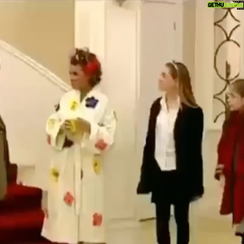 Gülben Ergen - 178.3K Likes - Dev Çınarım Kenan Işık…
Dadı’da iki yılımız geçti.
Bir gün birbirimize sesimiz yükselmedi, bir gün bir insanı kırdığını görmedim.
Nice günler, geceler, uzun saatler, provalar, bayramları sette birlikte yaşadık.
Öyle saygın, öyle donanımlı, öyle dolu ve değerli bir kişiliği vardı ki…
Onsuz geçen on koca yılı hep gözlerini açar mı, sesini duyar mıyız umuduyla yaşadım.
Değerli evlatları, değerli eşi ve tüm sevenlerine sabırlar diliyorum.
Ömer Bey’im
Kenan Bey’im
Ustam
Hocam
Yol arkadaşım mekanın cennet olsun.
Gittiğin yerde buluşmak, kavuşmak, orada tekrar gülmek üzere…
Seni güldürebilmeyi ağır bir acıyla daha fazla özleyeceğim.
Seni ve iş terbiyeni, nezaketini, prensiplerini örnek almaya devam edeceğim.
Gülben
Melek Dadı
#KenanIşık
#ÖmerBey
#Dadı