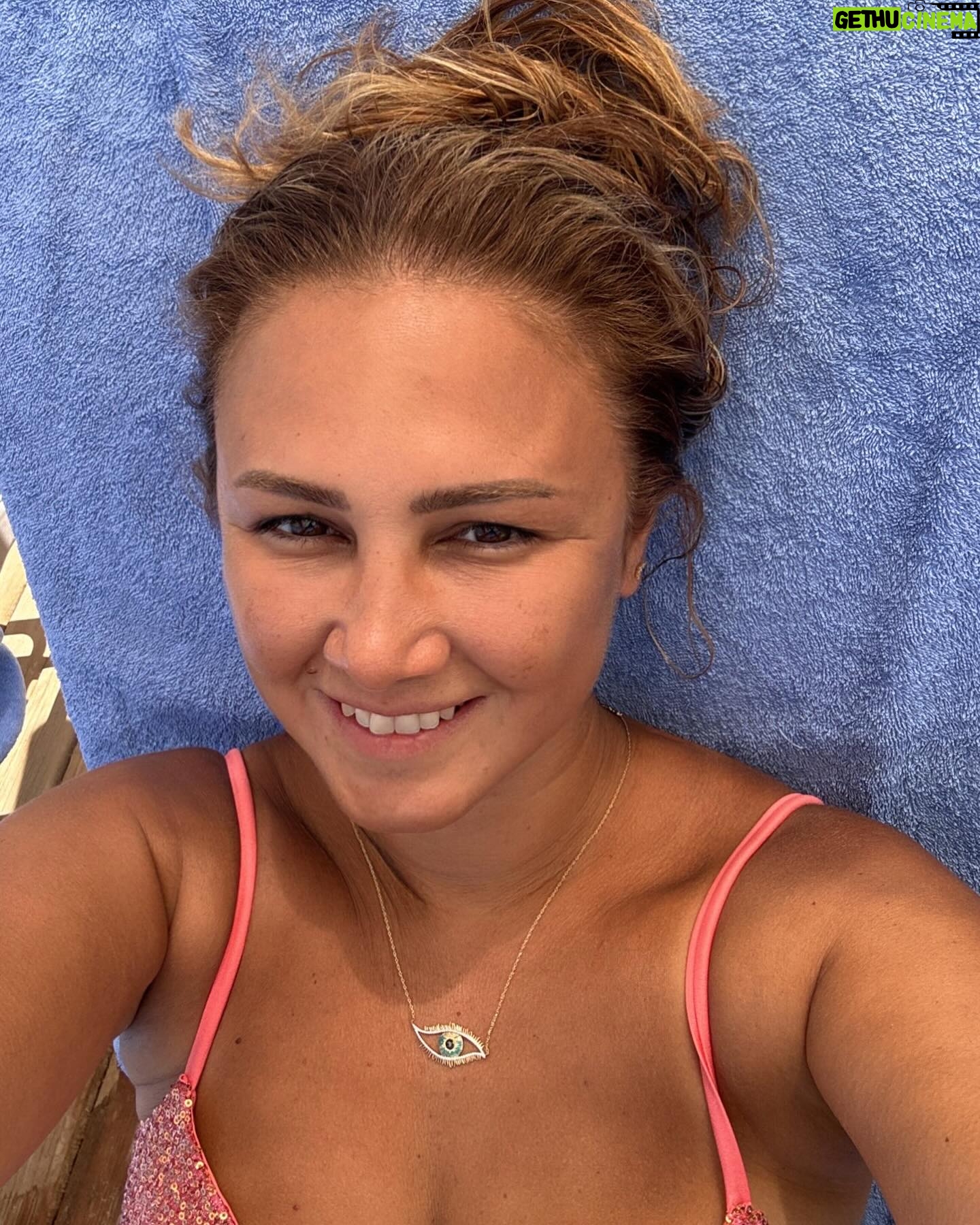 Gülden Avşaroğlu - 511 Likes - Sonra dedim ki sizin gibi haris , doyumsuz ve sadist olacağıma yatar güneşlenirim. Siz cehennemde yanarken ben serinlerim 😎🌸🦋