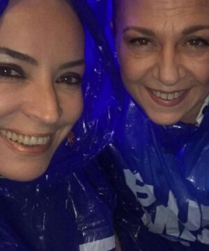 Güneş Hayat Instagram - Canım Özlemmm… Meleğim… Güzel yüreklim… 55 yıl… 55 yılda neler yaşadık, neler gördük… Beraber okuduk, beraber çalıştık, çok güldük, çok ağladık… Peş peşe bebelerimizi doğurduk… Birlikte büyüdük, çok şey gördük… Ama bu gidişin ciğerimi dağladı meleğim… Kendinden önce hep sevdiklerini düşündün sen… Onlar iyi olsun diye çok çabaladın… Sen iyi ol diye çok dua ettim güzel yüreklim… Olmadı… Gittiğin yerde huzurla uyu bitanem… Seni seviyorum… Ama çok çok çok üzgünüm… Çok erken… Seni çok seviyorum… 
@ozlemakinozu