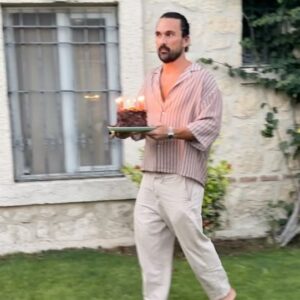 Gupse Özay Instagram - Hoş bir doğumgünüydü, hoş bir yaşıma girdim. Emek verenlere teşekkür ederim. 40... Gel öpeyim ☀️🥂🤭
