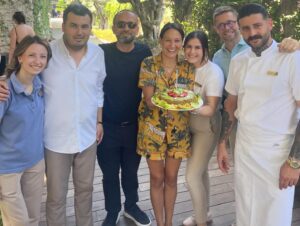 Gupse Özay Instagram - Hoş bir doğumgünüydü, hoş bir yaşıma girdim. Emek verenlere teşekkür ederim. 40... Gel öpeyim ☀️🥂🤭