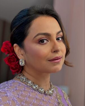 Gurdeep Kohli Instagram - Twice as nice
Sometimes sugar sometimes spice🧚🏻🧚🏻❤️🧿
Twinning with myself😀😀
#poser #lovemycmera #makeuproomgoals #shootlifephotography #lovethywork❤️