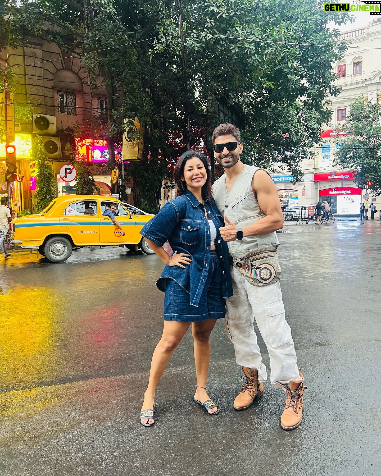 Gurmeet Choudhary - 63.6K Likes - আমাদের প্রিয় শহর কলকাতার উষ্ণ অভ্যর্থনা উপভোগ করছি।
Kolkata ❤️❤️
#kolkata