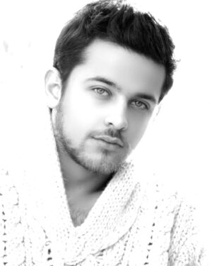 Gustavo Egelhaaf Instagram - Estas fotos son un DUMP #throwback de fotos que me hizo mi hermano @ivanaguirrefotografo hace muchos años! 
Es un amigo al que quiero mucho y del que estoy muy cabrón orgulloso de verlo lograr sus sueños (literal uno de los mejores fotógrafos de moda de la historia de este país)… Y como acabamos de volver a hacer fotos juntos después de MUCHO tiempo y se vienen nuevas fotos, aquí dejo un recuerdo de sesiones que hicimos juntos a lo largo de los años. ¡Te quiero amigo! 💙